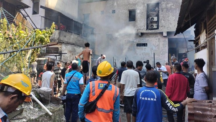 Kebakaran hebat melanda rumah kos di Ambon, diduga akibat kompor meledak. Satu penghuni, Cliffert Sihasale, mengalami luka bakar.