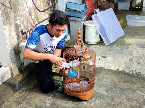 Anggota Bagian Operasi Polres Klaten, Brigpol Janurianto Saputro membuka jasa penitipan hewan selama libur Lebaran 2025, Kamis (27/3/2025).
