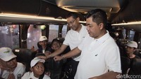 Sebanyak 8.500 pemudik mengikuti mudik gratis dari Bank Mandiri di kawasan GBK, Jakarta, Jumat (28/3/2025). Wakil Menteri Sekretaris Negara Juri Ardiantoro dan SEVP Corporate Relations Bank Mandiri M Wisnu Trihanggodo berbincang dengan pemudik di bus.