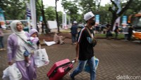 Pemudik membawa berbagai barang untuk keperluan berlebaran di kampung halaman.