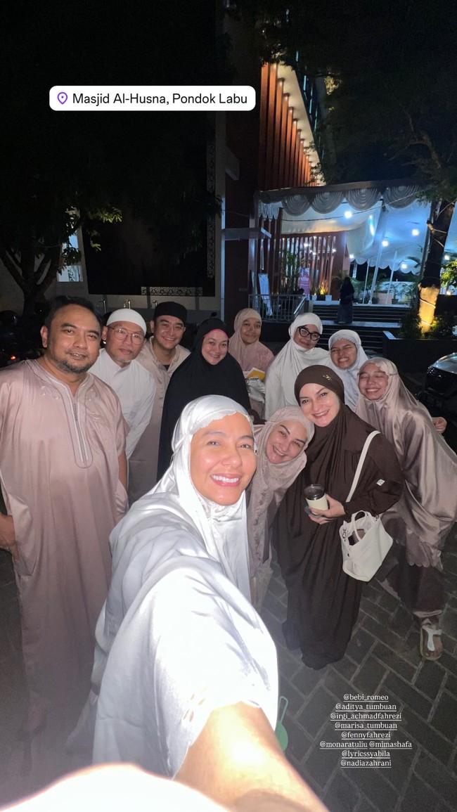 Meisya Siregar mengunggah potret usai menjalani iktikaf sekaligus sahur bersama para sahabatnya di sebuah masjid di kawasan Pondok Labu, Jakarta Selatan. Foto: Dok. Instagram