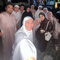 Meisya Siregar mengunggah potret usai menjalani iktikaf sekaligus sahur bersama para sahabatnya di sebuah masjid di kawasan Pondok Labu, Jakarta Selatan. Foto: Dok. Instagram