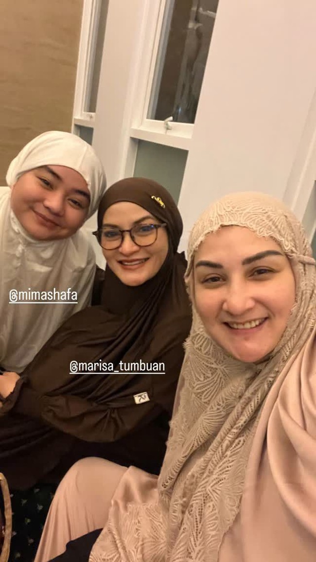 Artis Mona Ratuliu iktikaf bersama putri sulungnya Mina di malam ke-23 Ramadan. Foto: Dok. Instagram