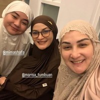 Artis Mona Ratuliu iktikaf bersama putri sulungnya Mina di malam ke-23 Ramadan. Foto: Dok. Instagram