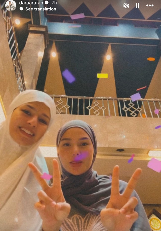 Selebgram Dara Arafah konsisten menjalani iktikaf di masjid selama 10 hari terakhir Ramadan. Dia tampak ditemani artis Susan Sameh. Foto: Dok. Instagram