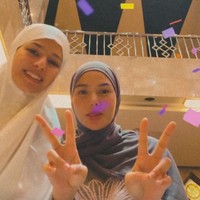 Selebgram Dara Arafah konsisten menjalani iktikaf di masjid selama 10 hari terakhir Ramadan. Dia tampak ditemani artis Susan Sameh. Foto: Dok. Instagram