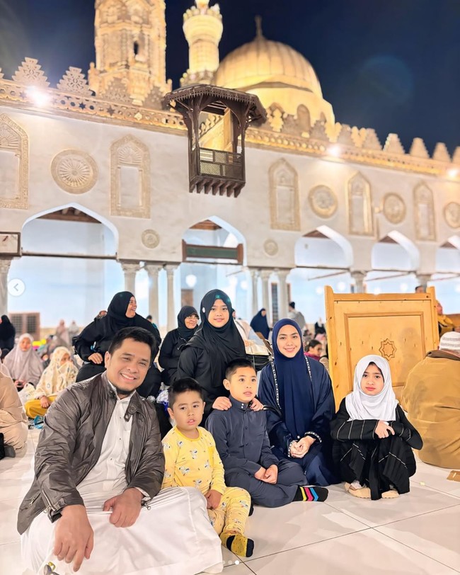 Artis yang dikenal sebagai ustadzah, Oki Setiana Dewi, iktikaf bersama suami dan anak-anaknya di salah satu masjid di Mesir. Oki dan keluarganya diketahui pindah ke Mesir sejak akhir tahun 2024. Foto: Dok. Instagram