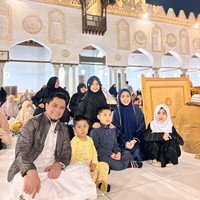 Artis yang dikenal sebagai ustadzah, Oki Setiana Dewi, iktikaf bersama suami dan anak-anaknya di salah satu masjid di Mesir. Oki dan keluarganya diketahui pindah ke Mesir sejak akhir tahun 2024. Foto: Dok. Instagram