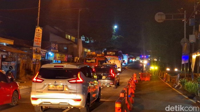 Arus lalu lintas di Jalur Nagreg, Kabupaten Bandung, Jumat (28/3/2025).