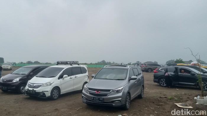 Kendaraan para pemudik parkir di lahan tambahan rest area km 19 Klaten.