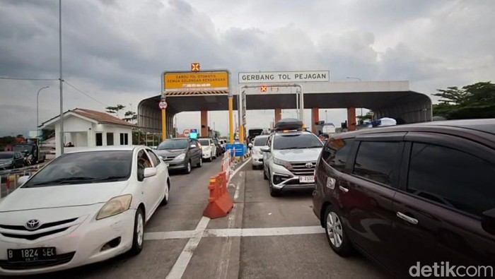 Kendaraan keluar eksit tol pejagan
