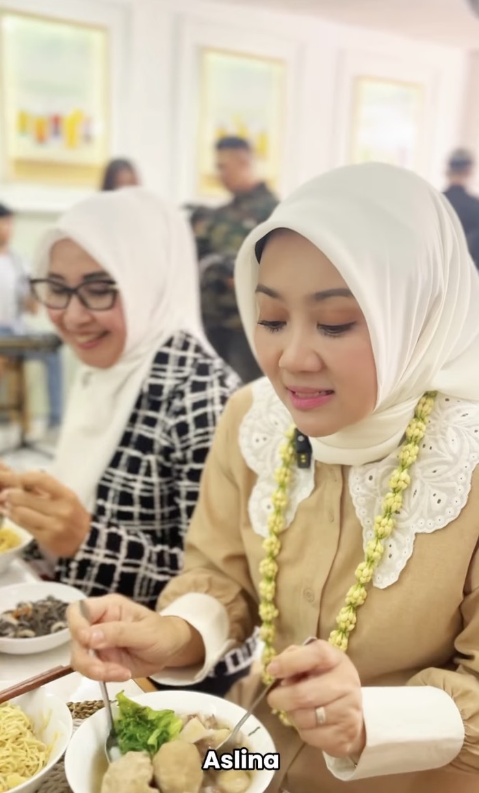Atalia Praratya Jajan Bakso hingga Beri Kue Ultah ke Ridwan Kamil