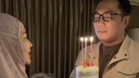 Kali ini gantian Atalia yang memberikan kue ulang tahun ke sang suami. Surprise ini dilakukan subuh ketika Ridwan Kamil hendak memimpin salat jamaah. Foto: Instagram ataliapr