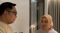 Pada 20 November 2024, Atalia diberi kejutan kue ulang tahun oleh Ridwan Kamil. Wanita dengan sapaan akrab ibu Cinta ini senang diberikan kue favoritnya. Foto: Instagram ataliapr