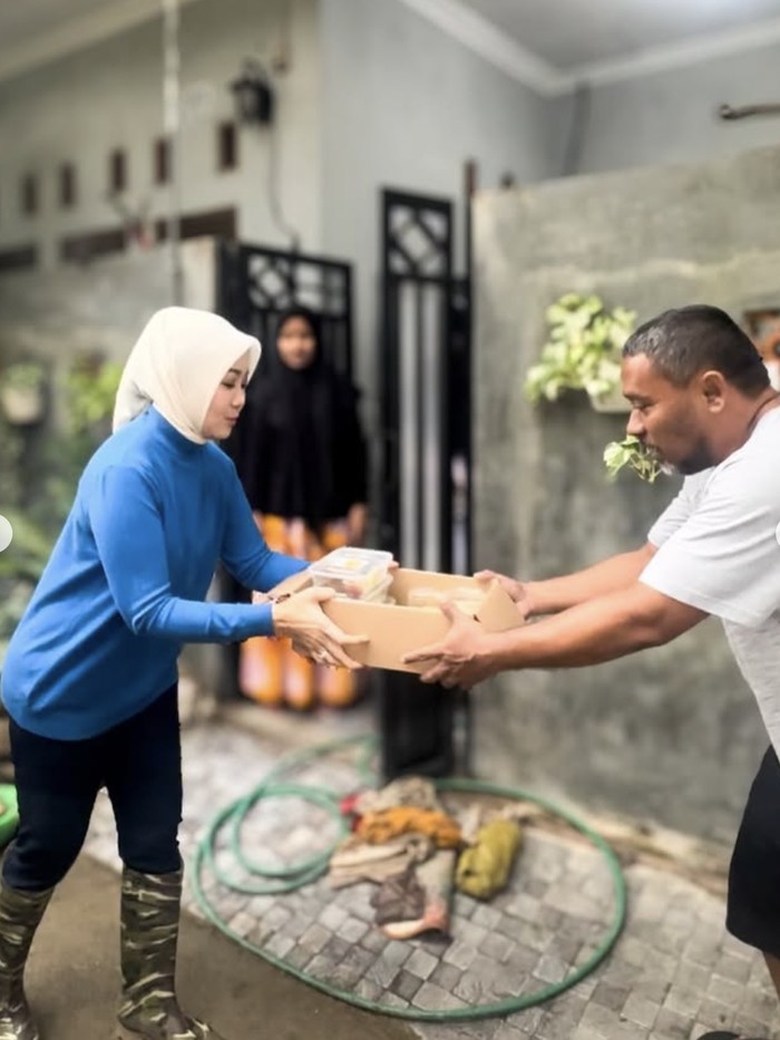Atalia Praratya Jajan Bakso hingga Beri Kue Ultah ke Ridwan Kamil