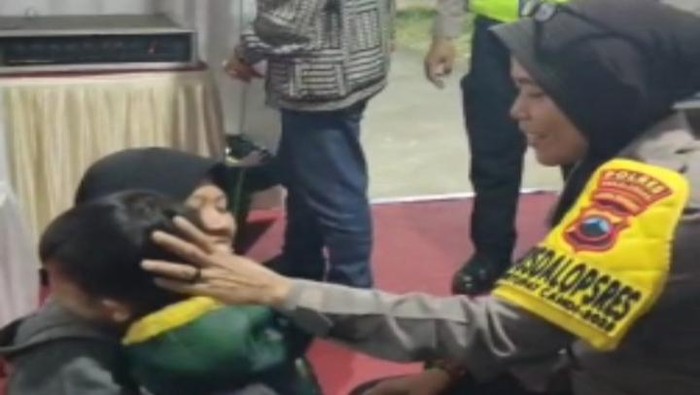Balita terpisah dari orang tuanya.