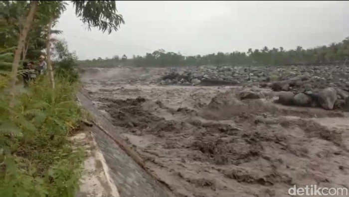 banjir lahar dingin di lumajang usai hujan deras