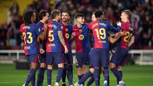 BARCELONA, SPAIN - MARCH 27: Dani Olmo of FC Barcelona celebrates with his teammates after scoring his teams second goal during the LaLiga EA Sports match between FC Barcelona and CA Osasuna at Estadi Olimpic Lluis Companys on March 27, 2025 in Barcelona, Spain. (Photo by Pedro Salado/Getty Images)
