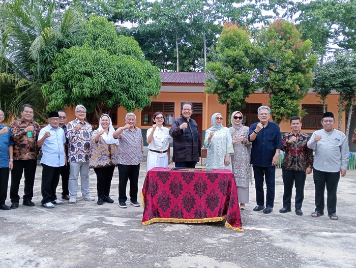 Chairul Tanjung beserta istri dan rombongan saat bersilaturahmi dengan keluarga besar SMK Swasta Tri Mulia Bakti di Tapanuli Tengah Sumatera Utara