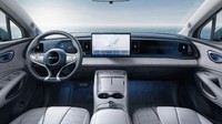 BYD Sealion 05 EV menggunakan layar sentuh di area sentral dengan ukuran 12,8 inch. Lalu ada panel instrument LCD berukuran 8,8 inch di belakang setir kemudi, wireless charger, dudukan untuk menaruh botol dan masih banyak lagi. Foto: Doc. BYD.