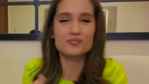 Cinta Laura punya kemampuan masak karena dia pernah lama tinggal di luar negeri yang menuntutnya mandiri. Foto: TikTok: @cintalaurauniverse