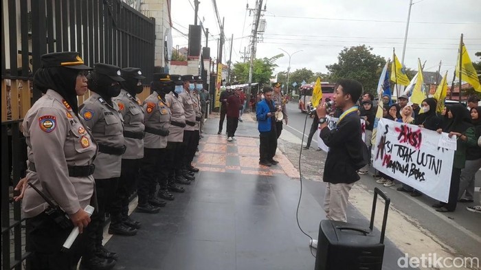 Sekelompok mahasiswa di Brebes, Jawa Tengah, menggelar aksi demo di depan kantor DPRD setempat.
