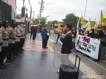 Demo Mahasiswa Tolak UU TNI, Warnai Arus Mudik Lebaran di Pantura Brebes