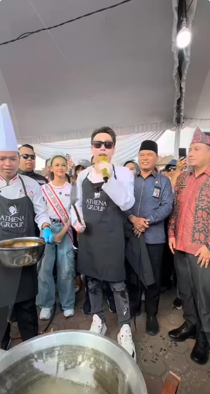 Dr Richard Lee Masak 300 kg Rendang di Palembang