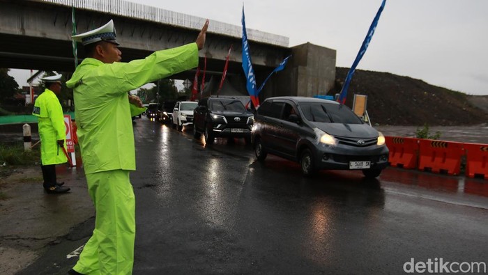 Kendaraan mulai antre keluar exit fungsional Tamanmartani, Sleman, Jumat (28/3/2025).