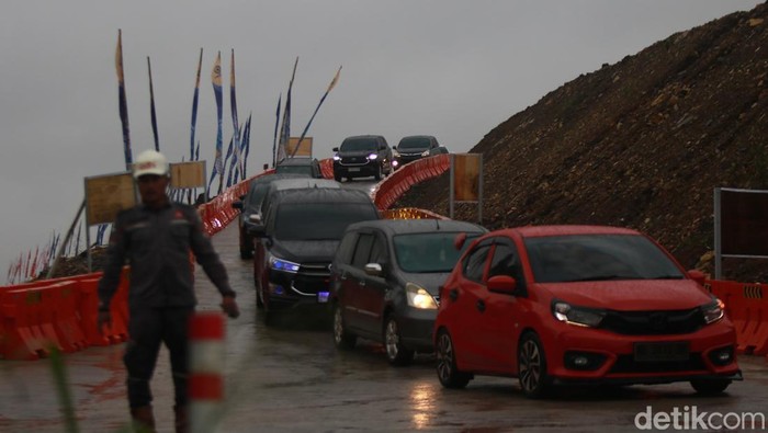 Kendaraan mulai antre keluar exit fungsional Tamanmartani, Sleman, Jumat (28/3/2025).