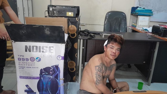 Febriansyah saat diamankan di kantor polisi usai diikat dan ditelanjangi warga