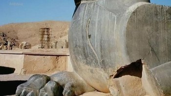 Salah satu contoh nyata dari kerajinan kuno adalah patung Griffin raksasa Persepolis yang terletak di Iran, yang berasal dari periode antara 516 dan 465 SM. Foto: Boredpanda