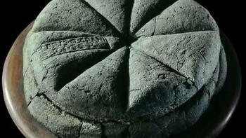 Sepotong Roti dengan Cap yang Ditemukan di Herculaneum dan Berasal dari Abad Pertama Masehi, Memiliki Nama Pembuat Rotinya Foto: Boredpanda