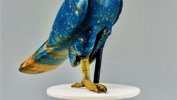 Lihatlah Patung Elang yang Mengagumkan Ini yang Memamerkan Dewa Horus! Patung ini berasal dari Dinasti ke-27, sekitar tahun 525-404 SM. Patung ini sebagian besar terbuat dari Lapis Lazuli dan Emas, ditambah lagi dengan kaki tembaga dan hiasan kepala tembaga berlapis emas yang mewah. Foto: Boredpanda