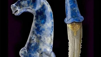 Gagang Kepala Kuda Lapis Lazuli yang Berkilau dengan Emas—Khanjar ini Bukan Belati Biasa. Mungkin Dibuat Selama Era Mughal yang Mewah, Bilahnya yang Melengkung dan Detail yang Indah Menandainya Sebagai Senjata dan Karya Seni Foto: Boredpanda