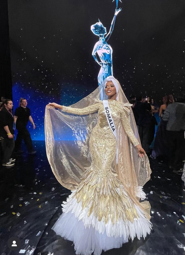 Khadija Omar terpilih sebagai Miss Universe Somalia pada 17 September 2024. Dia pun melenggang ke ajang Miss Universe 2024 di Meksiko. Kehadiran Khadija Omar menjadikan dirinya sebagai wanita berhijab pertama yang berpartisipasi dalam kompetisi Miss Universe ke-73 yang digelar pada November 2024. Sebelum menjadi wanita berhijab pertama yang masuk Miss Universe, ia juga menjadi wanita berhijab pertama mengikuti Miss World pada 2021. Foto: Dok. Instagram @khadija.omar.