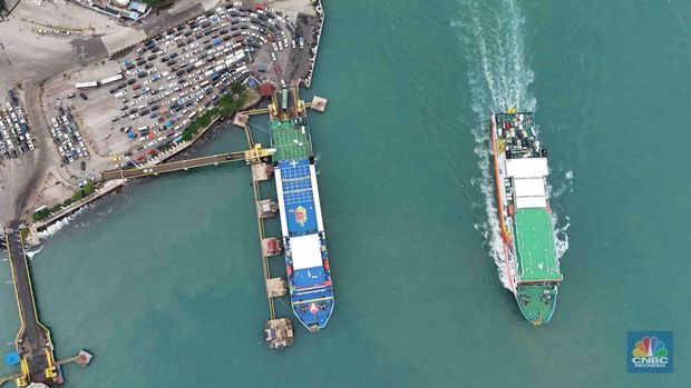 Foto udara menujukan kendaraan roda empat antre menaiki kapal di Pelabuhan Merak, Cilegon, Banten, (28/3/2025). Kepadatan Pelabuhan Merak berangsur terurai pada H-3 Lebaran. (CNBC Indonesia/Muhammad Sabki)