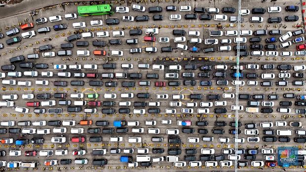 Foto udara menujukan kendaraan roda empat antre menaiki kapal di Pelabuhan Merak, Cilegon, Banten, (28/3/2025). Kepadatan Pelabuhan Merak berangsur terurai pada H-3 Lebaran. (CNBC Indonesia/Muhammad Sabki)