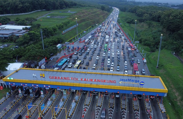 Anggota kepolisian mengatur arus lalu lintas kendaraan pemudik di Gerbang Tol (GT) Kalikangkung Semarang-Batang, Semarang, Jawa Tengah, Jumat (28/3/2025). Berdasarkan data PT Jasa Marga Semarang Batang pada puncak arus mudik H-3 Lebaran tercatat sebanyak 51.168 unit kendaraan melintas di Gerbang Tol Kalikangkung atau mengalami lonjakan signifikan dibandingkan H-5 Lebaran yang hanya 39.154 unit kendaraan dan pemberlakuan skema satu arah nasional mulai diterapkan hingga ruas Tol Semarang-Batang KM 414. ANTARA FOTO/Makna Zaezar/agr