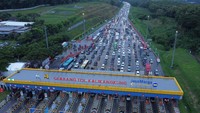 Foto udara kendaraan pemudik melaju perlahan di Gerbang Tol (GT) Kalikangkung Semarang-Batang, Semarang, Jawa Tengah, Jumat (28/3/2025).