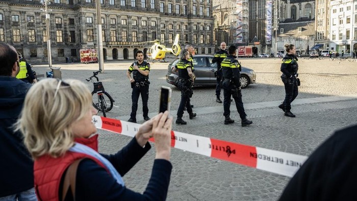 Police cordon the area as emergency services intervene where five person were wounded during a stabbing attack near the central Dam Square in Amsterdam on March 27, 2025. A suspect was placed into custody. 