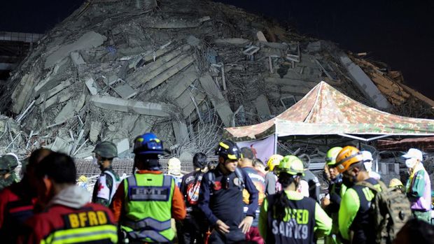 A rescue personnel searches for casualties at the site of a building that collapsed after a strong earthquake struck central Myanmar on Friday, earthquake monitoring services said, which affected Bangkok as well with people pouring out of buildings in the Thai capital in panic after the tremors, in Bangkok, Thailand, March 28, 2025. REUTERS/Athit Perawongmetha