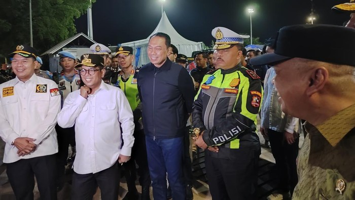 Gubernur Banten Andra Soni bersama Kakorlantas Polri Irjen Agus Suryo Nugroho meninjau Pelabuhan Ciwandan (Bahtiar/detikcom)
