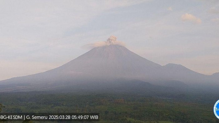 Gunung Semeru tercatat mengalami erupsi sebanyak tiga kali pagi ini. (dok. Antara)