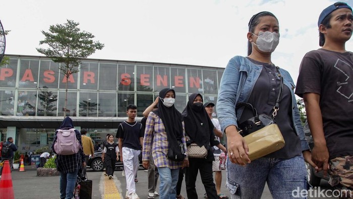 Gelombang mudik masih terasa di Stasiun Pasar Senen, Jakarta. Stasiun dipadati pemudik pada H-3 Idul Fitri 1446 Hijriah.