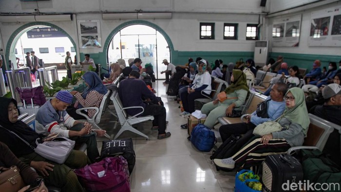 Gelombang mudik masih terasa di Stasiun Pasar Senen, Jakarta. Stasiun dipadati pemudik pada H-3 Idul Fitri 1446 Hijriah.