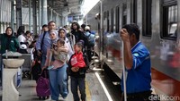 Sebanyak 42 kereta api jarak jauh (KAJJ) disiapkan untuk melayani penumpang di Stasiun Pasar Senen.