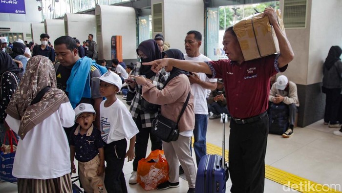 Gelombang mudik masih terasa di Stasiun Pasar Senen, Jakarta. Stasiun dipadati pemudik pada H-3 Idul Fitri 1446 Hijriah.