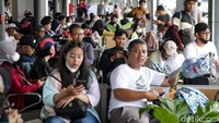 Stasiun dipadati penumpang yang hendak pulang kampung ke daerah di Pulau Jawa.