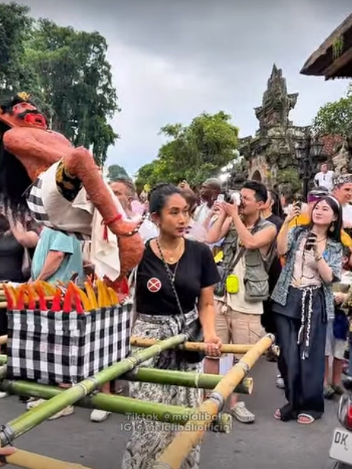 Happy Salma mengarak ogoh-ogoh di Ubud, Gianyar, Bali, Jumat (28/3/2025). (Tangkapan layar Instagram @happysalma)